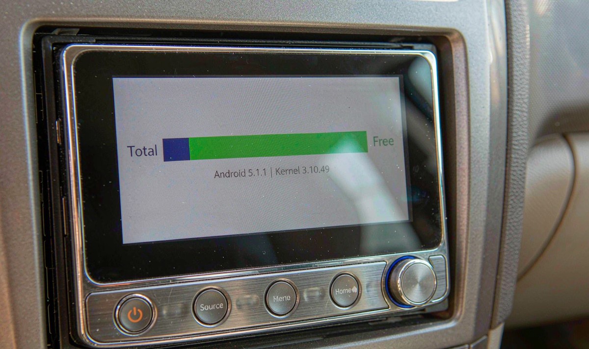 Car head unit screen showing a memory status bar split into used and free with the Android version and kernel line underneath