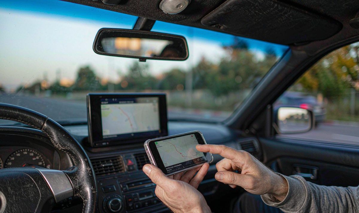 Car screen route record android head unit aftermarket dash kit, retain original factory features, a phone showing a driving route inside the car
